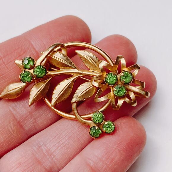 Mid Century Gold Tone Green Rhinestone Floral Brooch Prong Set 1950s Openwork - Picture 2 of 8